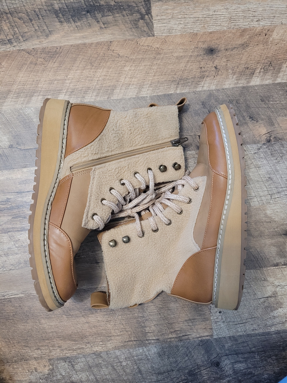 Universal Thread Courtney Tan and Cream Lace-Up Chunky Hiking Ankle Boots